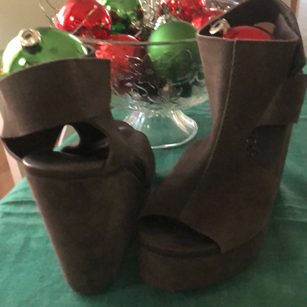 Pedro Garcia ladies size 10 suede wedges